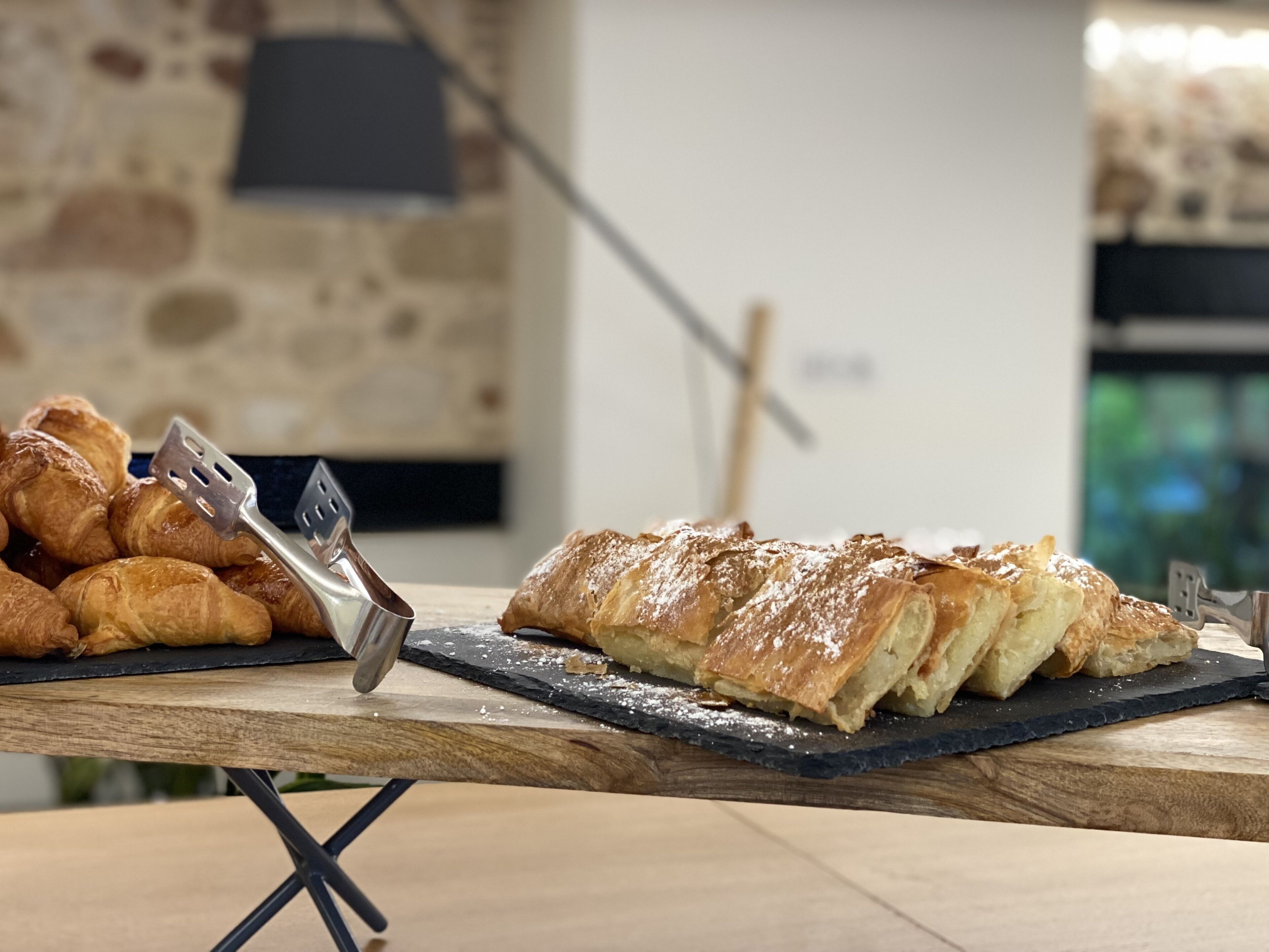 Un tavolo di legno con dolci e una spatola per dolci.