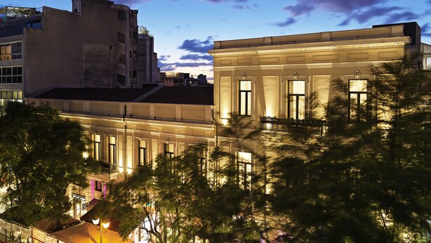 Un bâtiment historique à l’architecture classique, doté de grandes fenêtres et d’un balcon.
