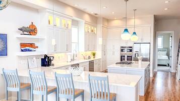 ثلاجة، ميكروويف، فرن، غسالة أطباق