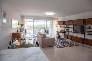 Appartement 6 personnes - 2 chambres - Terrasse et Loggia spacieuse. | Área de estar | TV de tela plana, pebolim, mesa de pingue-pongue