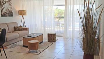 Appartement 6 personnes - 2 chambres - Terrasse et Loggia spacieuse. | Woonruimte | Een flatscreentelevisie, tafelvoetbal en een tafeltennistafel