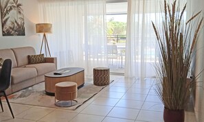 Appartement 6 personnes - 2 chambres - Vue piscine & golf â Loggia | Aire de sĂ©jour | TĂ©lĂ©viseur Ă Ă©cran plat, table de baby-foot, table de ping-pong