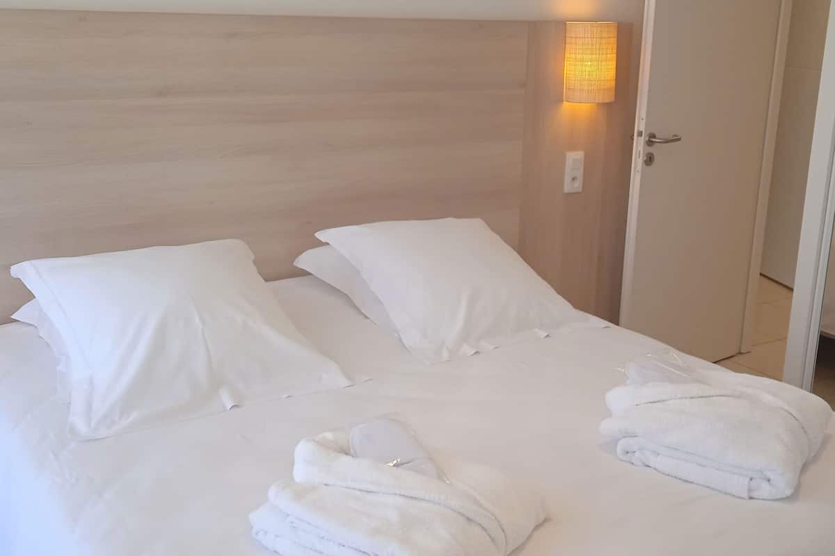 Apartment 6 people - 2 bedrooms - Pool and golf-course view - Loggia
