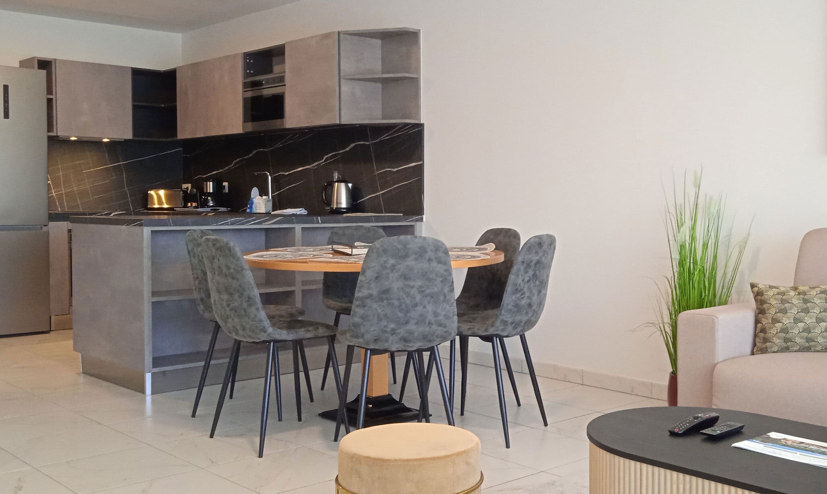 Appartement 6 personnes - 2 chambres - Vue piscine &amp; golf – Loggia | Cuisine privée | Réfrigérateur, micro-ondes, plaque de cuisson, lave-vaisselle