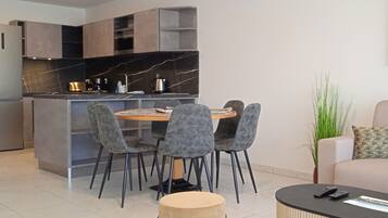 Appartement 6 personnes - 2 chambres - Vue piscine & golf – Loggia | Cuisine privée | Réfrigérateur, micro-ondes, plaque de cuisson, lave-vaisselle