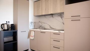 Geladeira, micro-ondas, cooktop, lava-louças