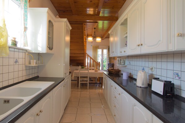 Fridge, oven, dishwasher, coffee/tea maker