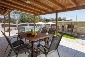 Outdoor dining - Ilenia's 3 Bedroom House With Private Pool (Λαγανάς)