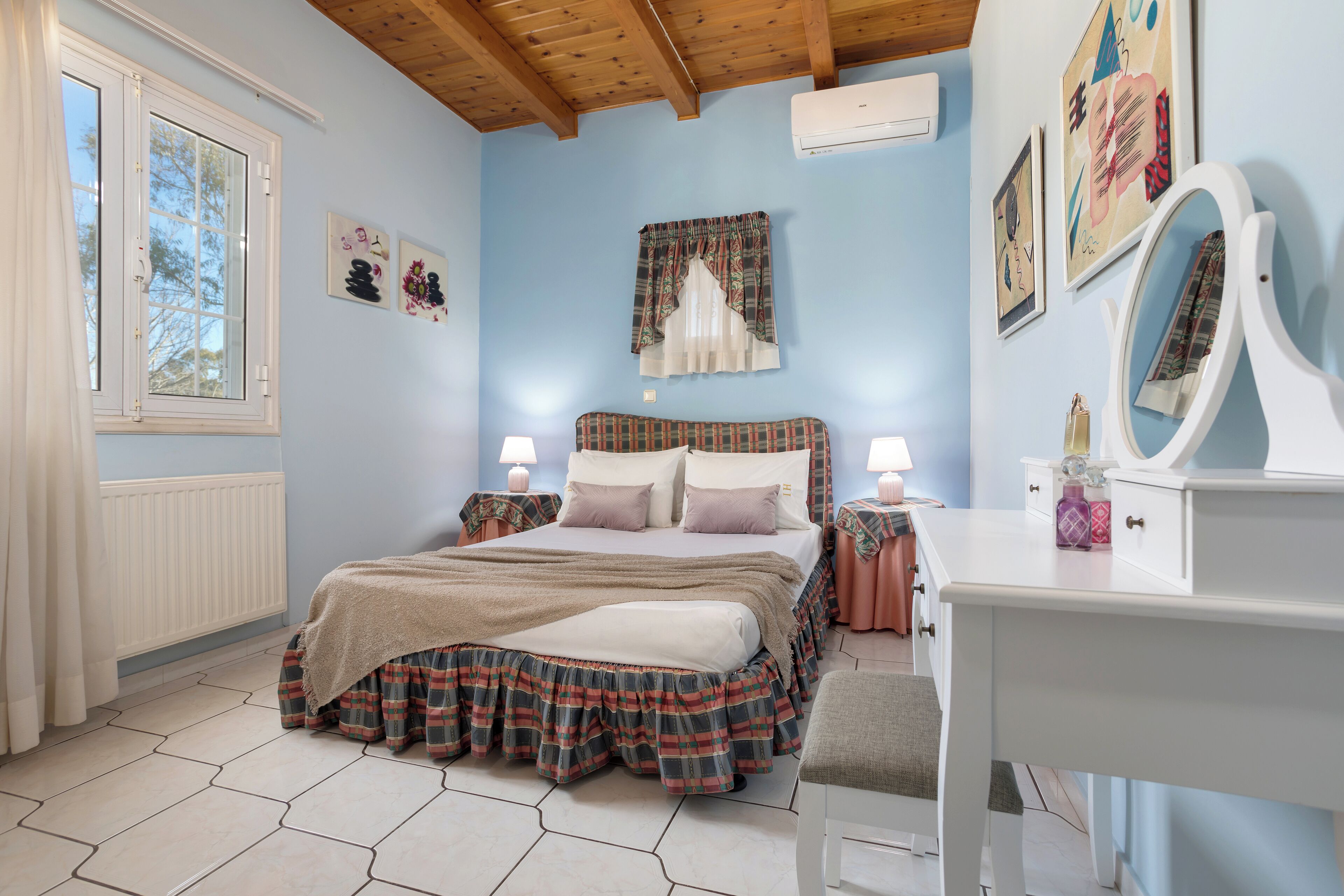 3 chambres, fer et planche à repasser, Wi-Fi, draps fournis