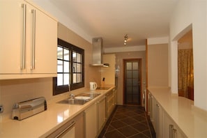 Fridge, oven, stovetop, dishwasher
