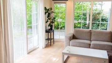 Chalet, meerdere bedden | Woonkamer | Een 30-inch televisie met digitale zenders