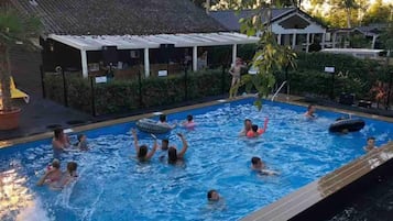 Chalet, meerdere bedden | Zwembad | Een buitenzwembad