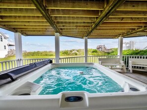 Outdoor spa tub - 6 Bedroom Oceanfront House - Sleeps 15 - Pool - Hot Tub (North Topsail Beach)