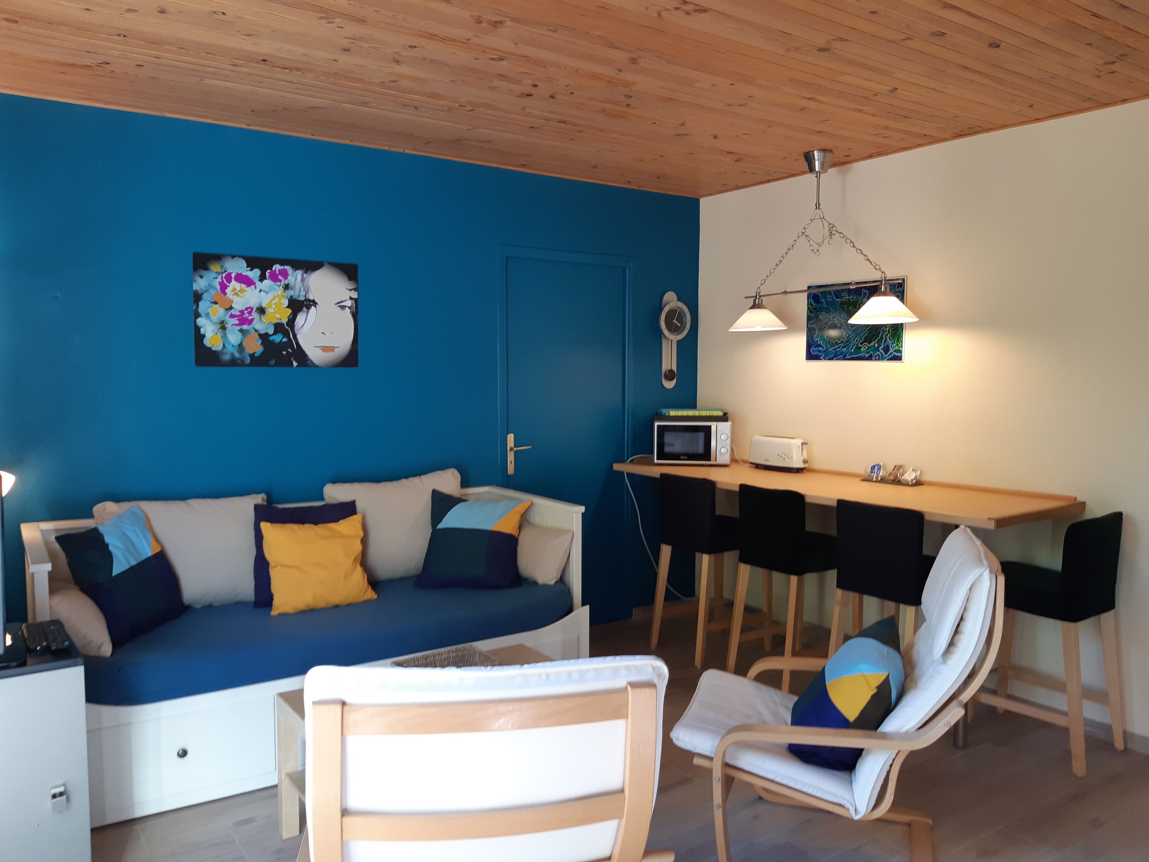 Fernseher, Bücher, Stereoanlage