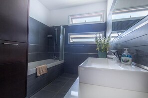 Combined shower/bathtub, hair dryer, towels, toilet paper - Akefalou Bay Villa - 5 Bedroom Exclusive villa (Protaras)