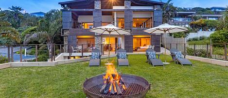 Luxury-Villa, 5 Schlafzimmer, Strandblick | Terrasse/Patio