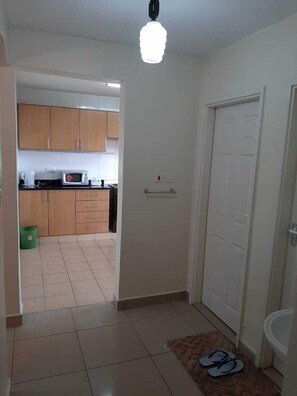 Grand réfrigérateur, micro-ondes, four, plaque de cuisson