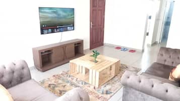 Căn hộ Deluxe, 2 phòng ngủ | Khu phòng khách | TV màn hình phẳng
