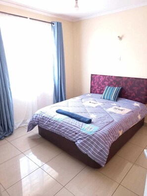 Standard-Apartment, 2 Schlafzimmer | Individuell dekoriert, individuell eingerichtet, Bügeleisen/Bügelbrett