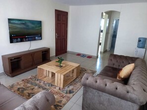 Appartement Deluxe, 2 chambres | Salle de séjour | Téléviseur à écran plat