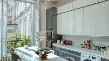 Refrigerador, microondas, horno, placa de cocina