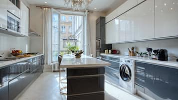 KĂŒhlschrank, Mikrowelle, Ofen, Herdplatte