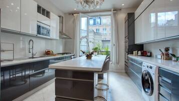 Refrigerador, microondas, horno, placa de cocina