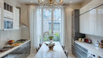 Refrigerador, microondas, horno, placa de cocina