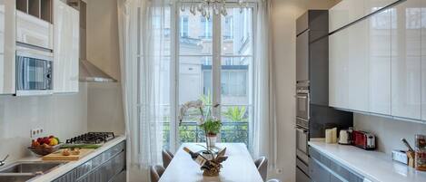 Frigorífico, microondas, horno y placa de cocina