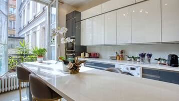 Refrigerador, microondas, horno, placa de cocina