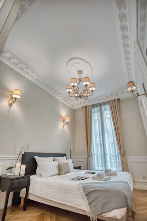 5 chambres, fer et planche à repasser, lit de bébé portatif