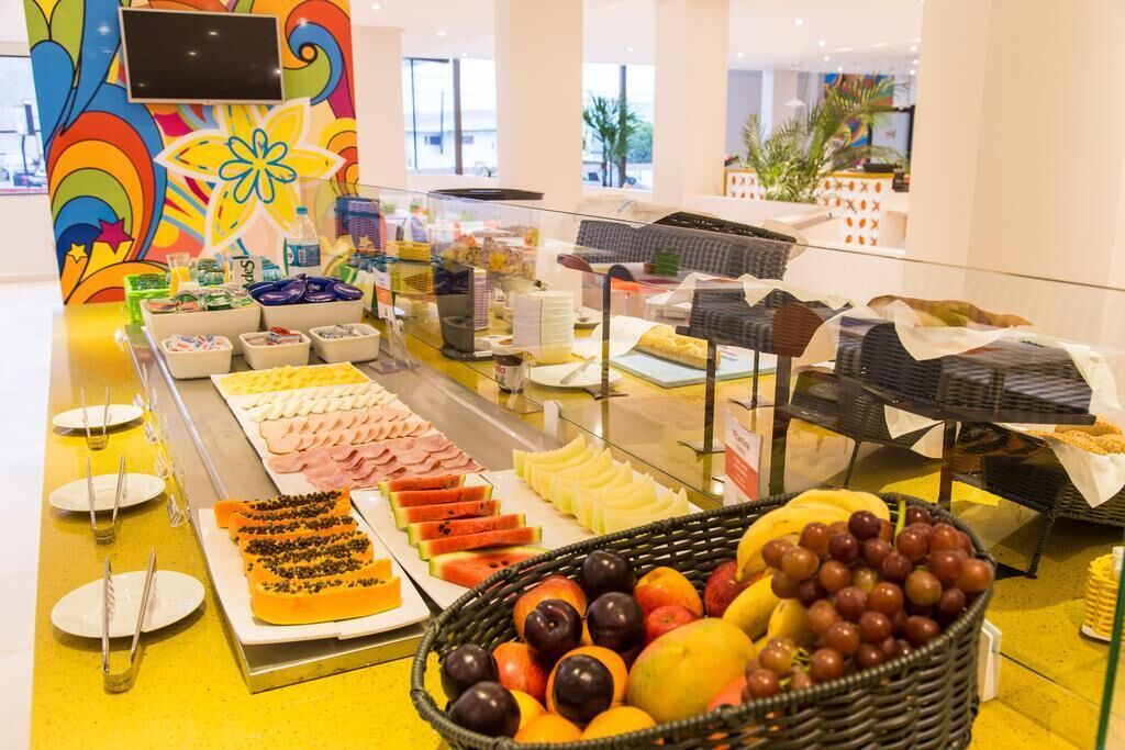 بوفيه فطور مجانًا يوميًا