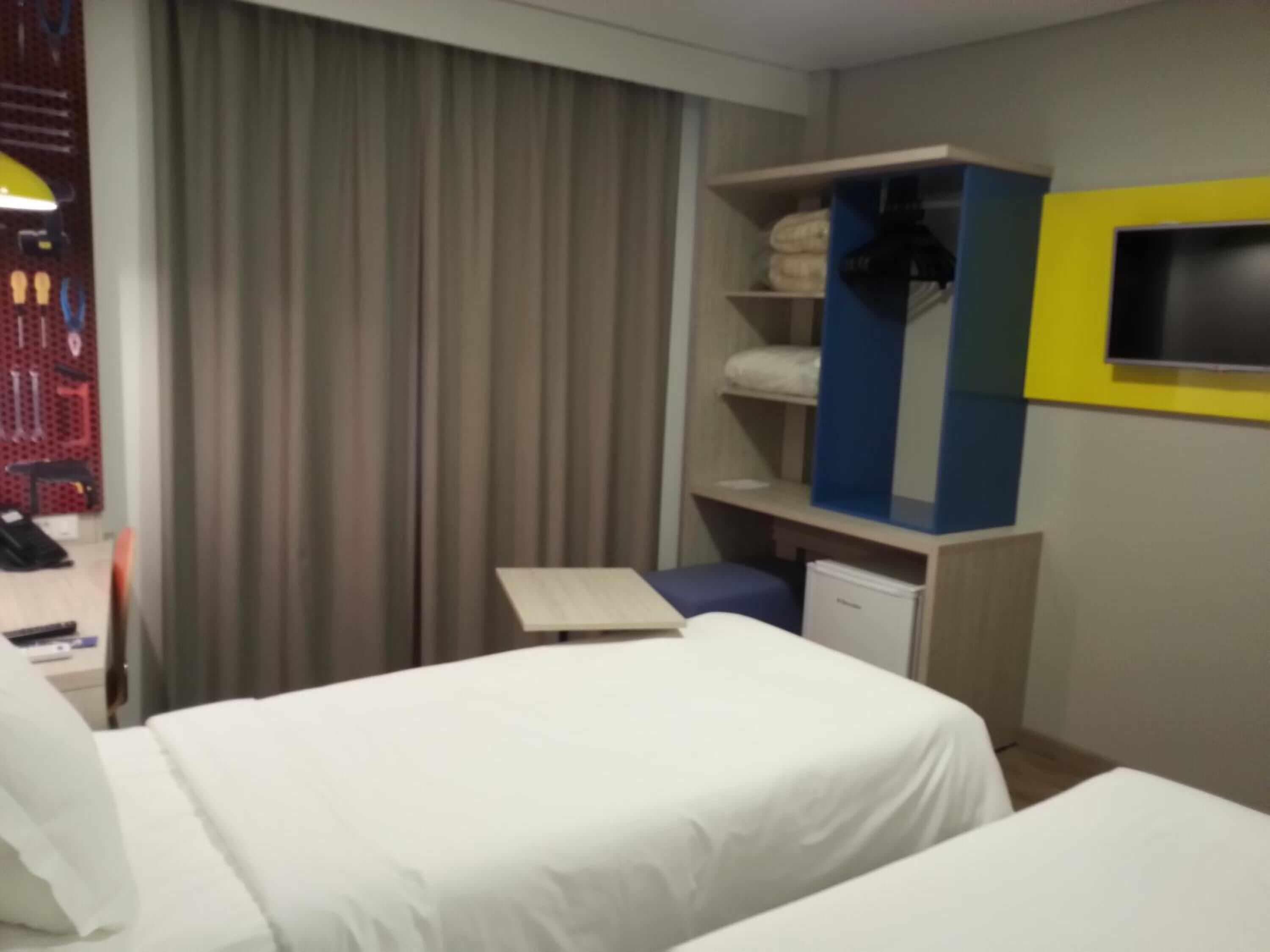 hypo-allergenic bedding, minibar, individually furnished, desk