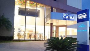 Entrada de hotel con un cartel que anuncia Hotel Caiuá y Hotel Umuarama.