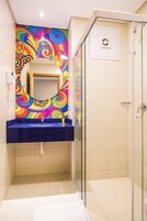 Ropa de cama hipoalergénica, minibar, muebles diferentes y escritorio 