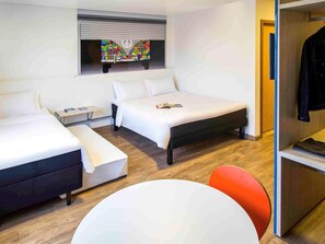 Hypo-allergenic bedding, minibar, individually furnished, desk