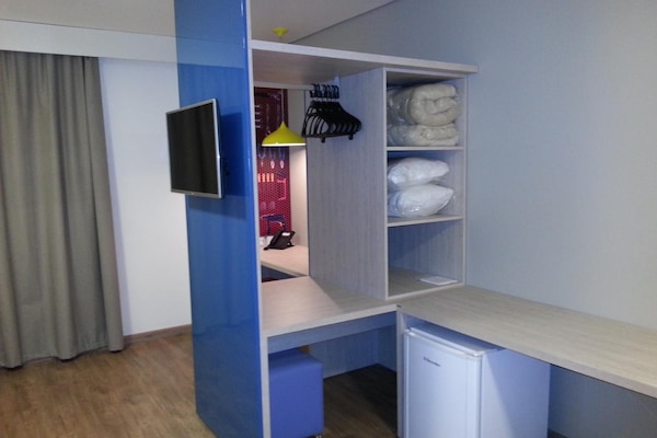 Hypo-allergenic bedding, minibar, individually furnished, desk