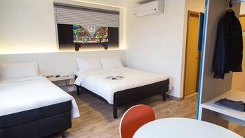 Quarto família | Roupas de cama antialérgicas, frigobar, individualmente mobiliados