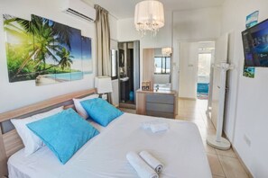 4 chambres, bureau, fer et planche à repasser, lit parapluie