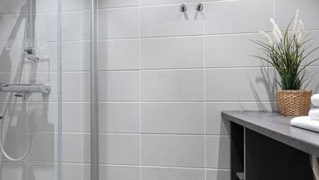 Klassieke studio | Badkamer | Een douche, een haardroger, vloerverwarming