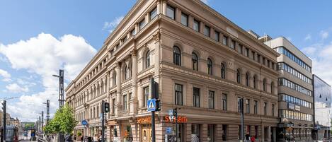 Estudio clásico | Área de sala de estar | Smart TV de 40 pulgadas con canales por cable y televisión