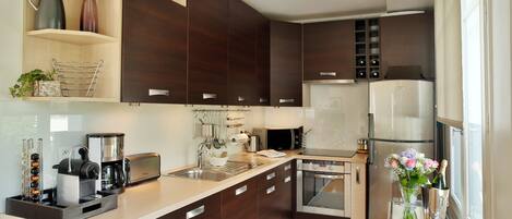 Een koelkast, een magnetron, een oven, een kookplaat