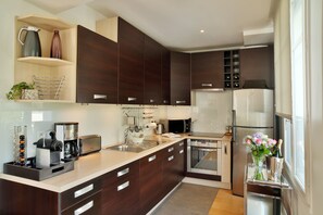 Réfrigérateur, micro-ondes, four, plaque de cuisson