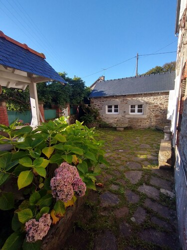 Near cost, between St-Quay and Paimpol, comfortable family house with garden 