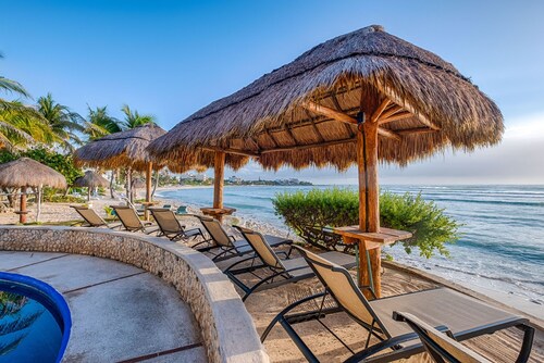 Beautiful condo with ocean views, AC and pool!