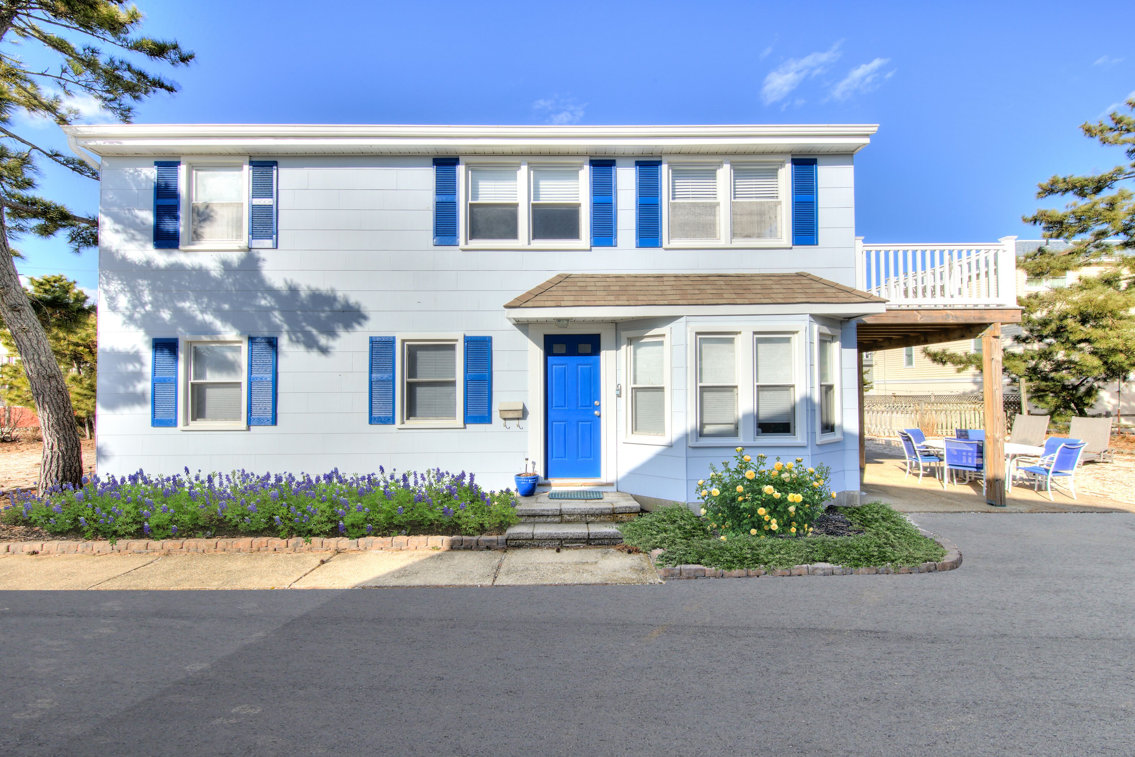 Walk to the Beach in 2 Minutes, 2 Kitchens & Living Areas, 5 Bedrooms!