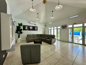 Smart-TV, DVD-Player, Stereoanlage