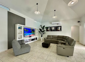 Smart TV, DVD player, stereo - Santorini In Puerto Rico Inc. Since 2017... (Río Grande)