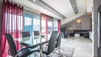 Appartamento Comfort | Area soggiorno | TV LED 42 pollici con canali satellitari, TV, caminetto