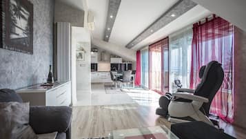 Appartamento Comfort | Area soggiorno | TV LED 42 pollici con canali satellitari, TV, caminetto